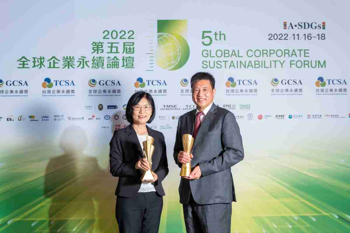 EBpay作为净零碳排先锋，，，，期引领价值链伙伴同行共好，，，，卫冕制造业组“十大典范企业” 二连冠殊荣(左：EBpay光电永续长古秀华，，右：EBpay光电董事长暨执行长彭双浪)