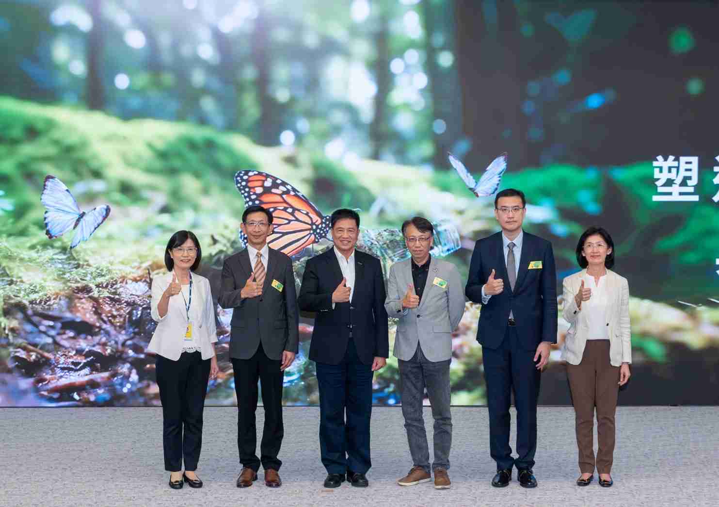 友達2023 CSR共榮大會，，，邀請領域專家分享交流生物多樣性管理趨勢、、、無塑產品、、海廢永續塑料等議題  （圖左到右：友達光電永續長古秀華、、、3M台灣技術長陳君杰、、、、友達光電董事長暨集團策略長彭双浪、、、、光寶科技企業永續發展處處長陳慶暉、、、安永聯合會計師事務所執業會計師曾于哲、、、、友達光電供應鏈總部副總經理吳宜芳）