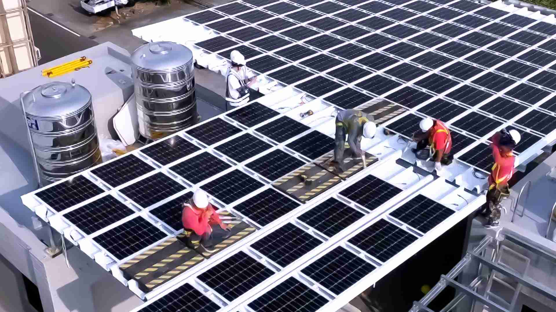 EBpay着力于替代能源之技术研发，，，如光电浪板的相关制程、、、、设备与产品，，，，其中所开发之光电整合型浪板，，，减少传统金属支架安装，，，，更提升耐候度，，可广泛运用于多元场域，，并辅助建筑达到净零碳排目标