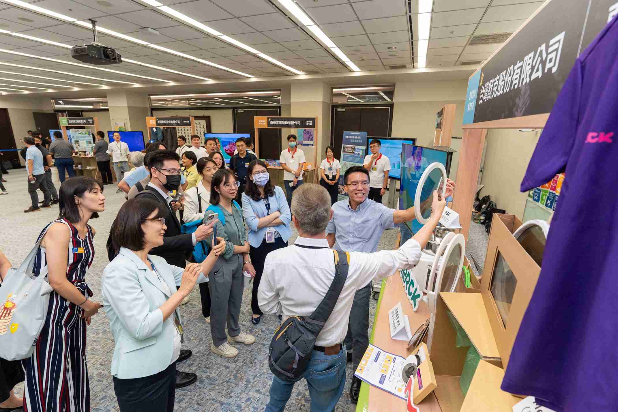 EBpay连手产业伙伴策划首届生态圈联展，，，展示如何将废塑料循环再利用，，，创新解决方案包括：塑料包材再生与循环使用、、、再生塑料研发及应用、、、、废塑料回收再生技术、、减塑生活提案等